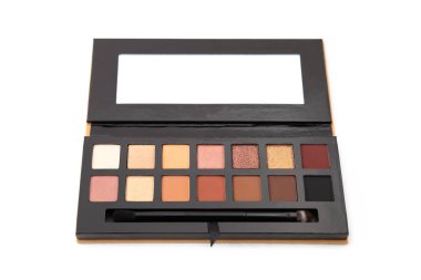 Makyaj fırçası ve aynası olan yüksek açılı bir göz farı paleti 