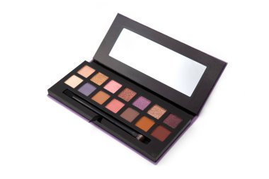 Makyaj fırçası beyaz arkaplanda izole edilmiş göz farı paleti 