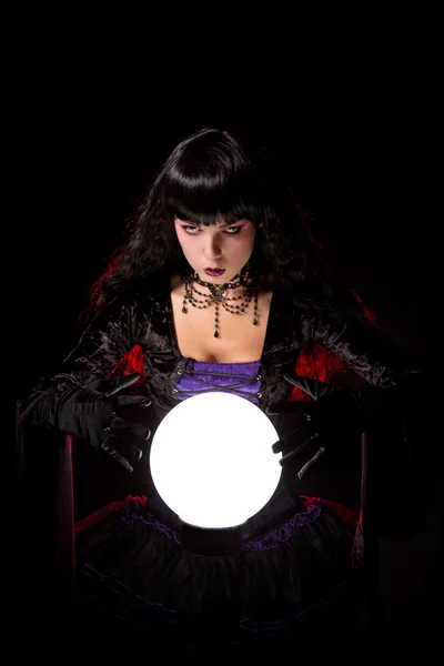 Fortune teller met een kristallen bol — Stockfoto