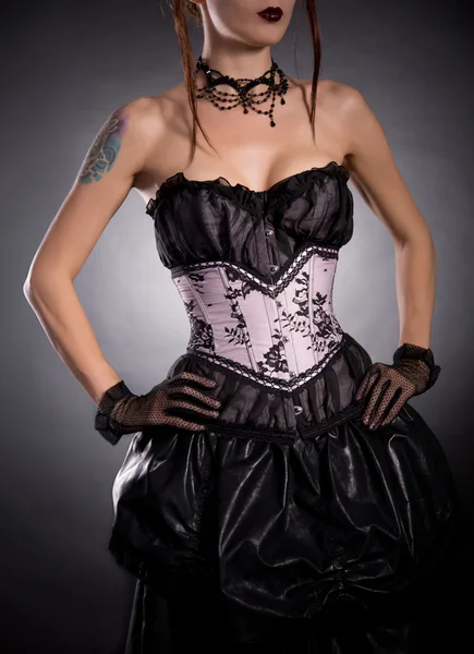 Donna in corsetto con motivo floreale — Foto Stock