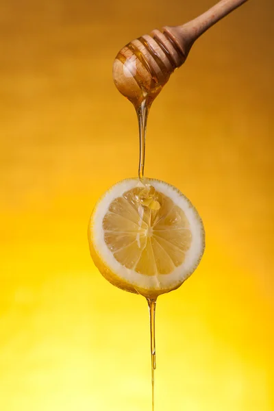 Honey flowing on lemon slice — Stock Photo, Image