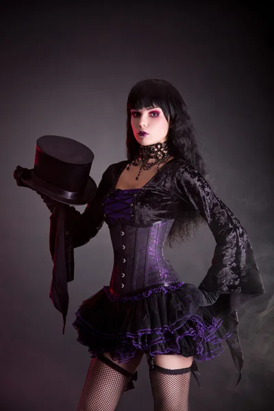 Ассистент фокусника в фиолетовом и черно-готическом костюме на Хэллоуин — стоковое фото