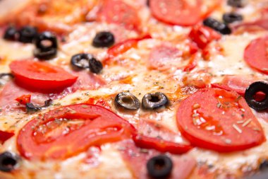 Lezzetli İtalyan pizza jambon, domates ve zeytin ile