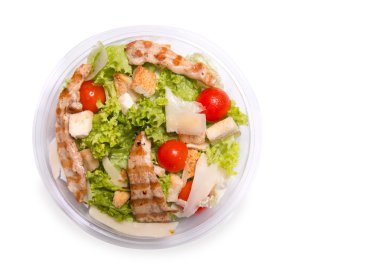 Sezar salata ızgara tavuk eti, üstten görünüm 