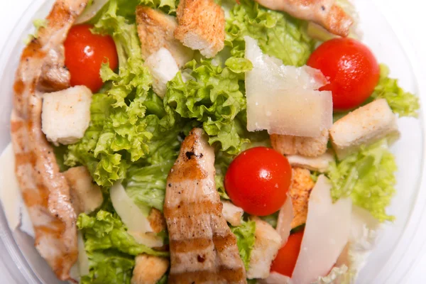 Köstlicher Kaisersalat mit gegrilltem Hühnerfleisch — Stockfoto