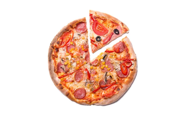 Smakelijke pizza met ham, tomaten en olijven met een schijfje verwijderd — Stockfoto