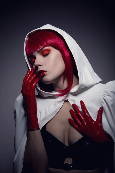 Misterioso sensuale ragazza vampiro con labbra rosse — Foto Stock