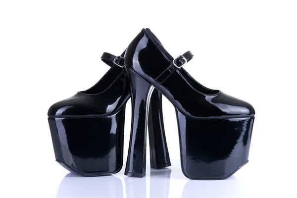 Paire de chaussures noires à talons hauts pour femmes — Photo