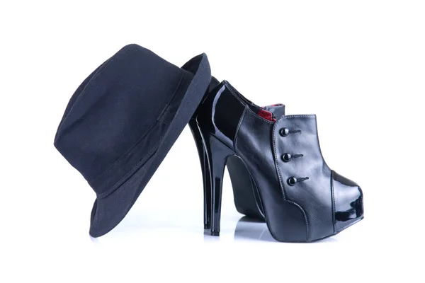 Black high heel female shoes with fedora hat — Stock Photo, Image