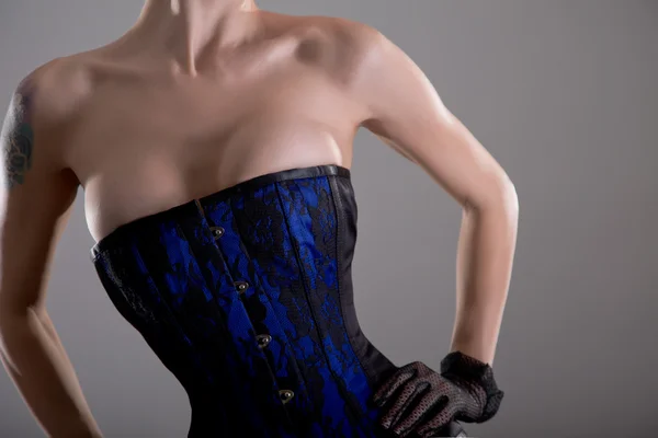 Tettona giovane donna in corsetto nero e blu con motivo floreale — Foto Stock