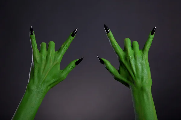 Mãos de monstro verde com unhas pretas mostrando gesto de metal pesado — Fotografia de Stock