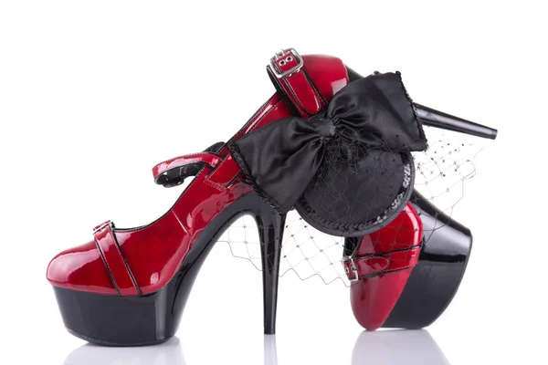 Paire de chaussures femme rouge avec fascinateur pour les cheveux — Photo