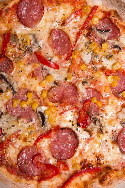 Вкусная итальянская пицца с пепперони и грибами — стоковое фото