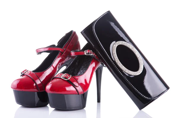 Glamorösa röda kvinnliga skor med svart handväska koppling — Stockfoto