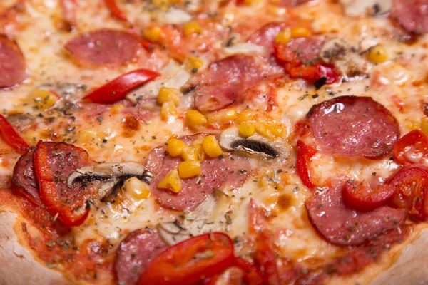 Итальянская пицца с пепперони и кашей — стоковое фото