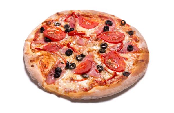 Finom olasz pizza, sonka, paradicsom és olajbogyó — Stock Fotó