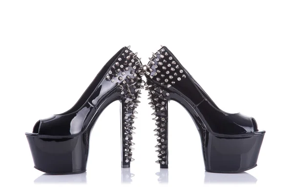 Schwarze Schuhe mit hohen Absätzen und Spikes — Stockfoto