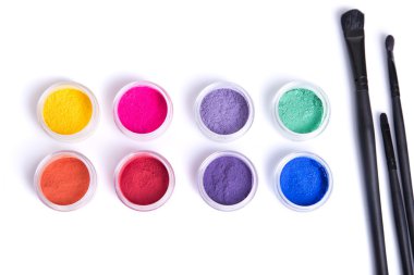 mineral göz gölgeler ve makyaj fırçaları