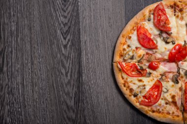 Lezzetli İtalyan pizza jambon ve domates ile 