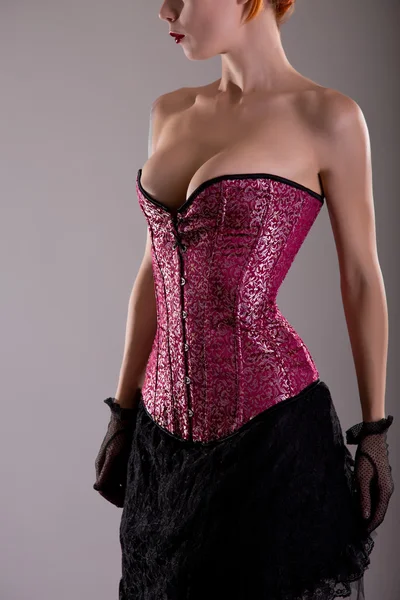 Jeune femme aux gros seins en corset violet — Photo