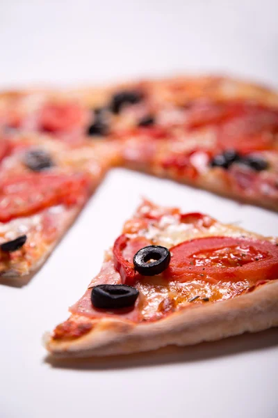 Pizza italiana con jamón, tomate y aceitunas —  Fotos de Stock