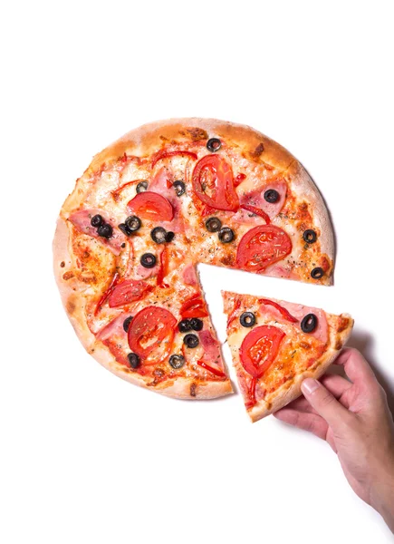 Mannenhand plukken pizza slice — Stockfoto