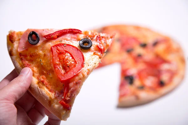 Masculino mano recoger pizza rebanada —  Fotos de Stock