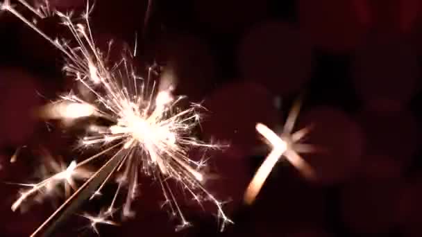 Fogo de bengala no fundo do bokeh feriado — Vídeo de Stock