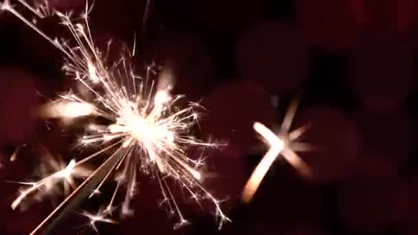 Bengala fuego en vacaciones fondo bokeh — Vídeo de stock