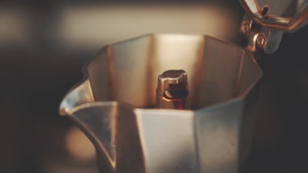 Café bouillant en cafetière italienne 