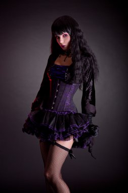 mor ve siyah kostümlü. Gotik kız