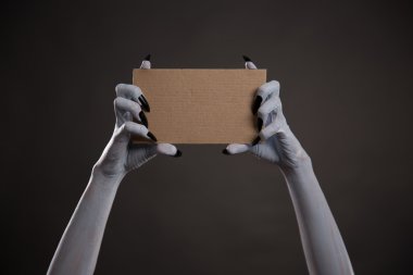 siyah tırnaklar karton tutan eller