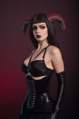 siyah korse ve eldiven giyen kız