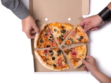Pizza dilimleri alarak arkadaş grubu