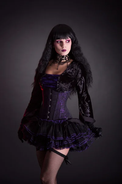 Gocki dziewczyna w fioletowy i czarny kostium — Zdjęcie stockowe