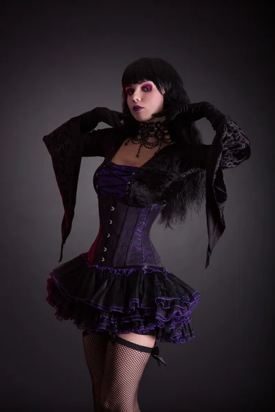 Gotische meisje in paarse en zwarte kostuum — Stockfoto
