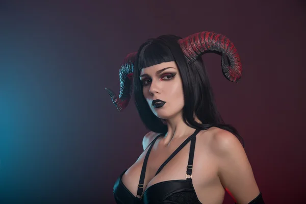 Sexy demone ragazza con corna rosse — Foto Stock