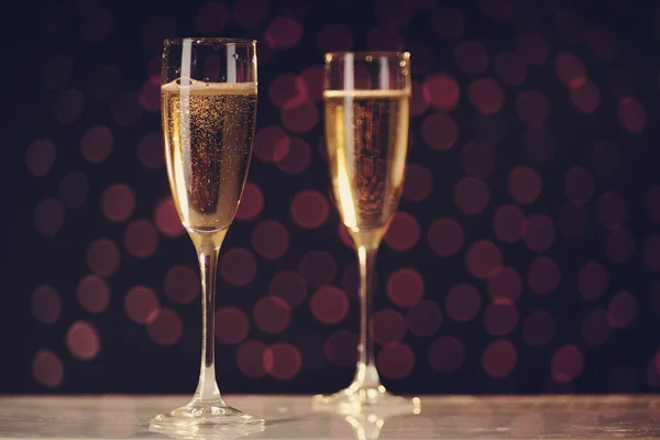 Twee feestelijke champagneglazen — Stockfoto