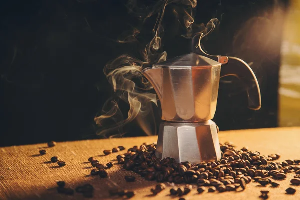 Cafeteira velha com grãos de café — Fotografia de Stock