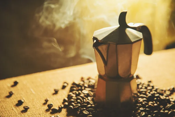 Vieille cafetière avec grains de café — Photo