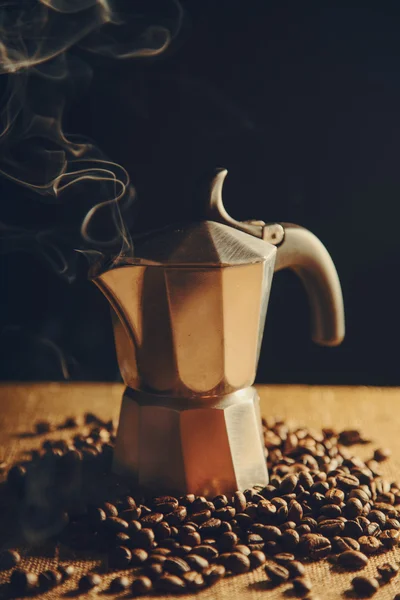 Cafeteira velha com grãos de café — Fotografia de Stock