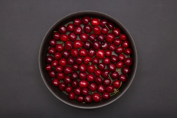 Cerezas rojas en estaño para hornear — Foto de Stock