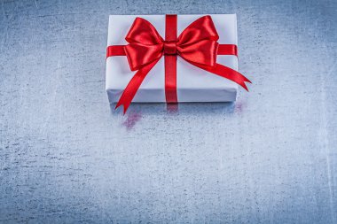 Hediye konteyner kırmızı yay ile