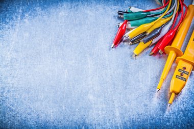 Elektrik test cihazı, çok renkli timsah prizler