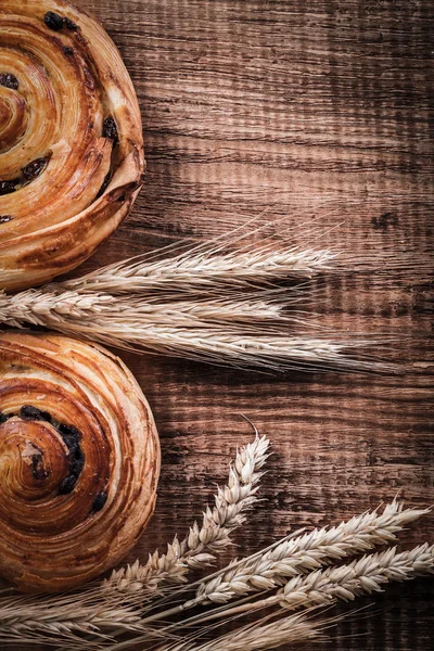 Espigas de trigo, pãezinhos frescos — Fotografia de Stock