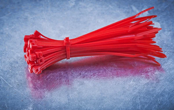 Красные пластиковые самозапирающиеся кабельные стяжки — стоковое фото