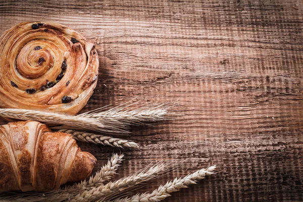 Espigas de trigo e pão com passas — Fotografia de Stock