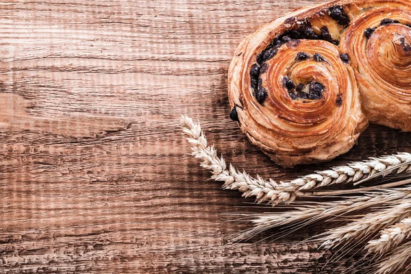 Rolo com passas orelhas de trigo — Fotografia de Stock