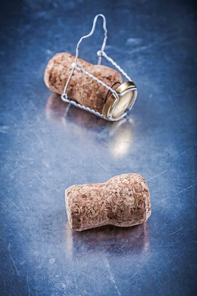 Пробки от шампанского с закрученными проводами — стоковое фото