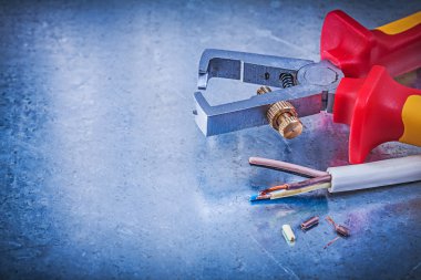 Yalıtılmış striptizci, elektrik telleri